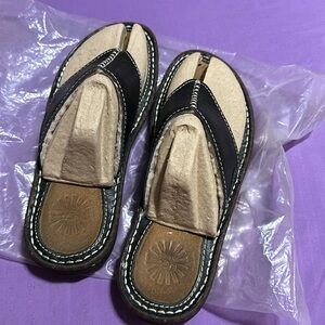 Never worn sheepskin lined black leather thong Ugg sandals